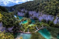 <p>16 lacs se trouvent sur ce site classé au patrimoine mondial, tous séparés par des barrages naturels de calcaire travertin sur le plateau de Plitvice. <em>[Photo : </em><a rel="nofollow noopener" href="https://www.flickr.com/photos/touncertaintyandbeyond/" target="_blank" data-ylk="slk:Flickr/Clark & Kim Kays;elm:context_link;itc:0;sec:content-canvas" class="link ">Flickr/Clark & Kim Kays</a><em>]</em> </p>