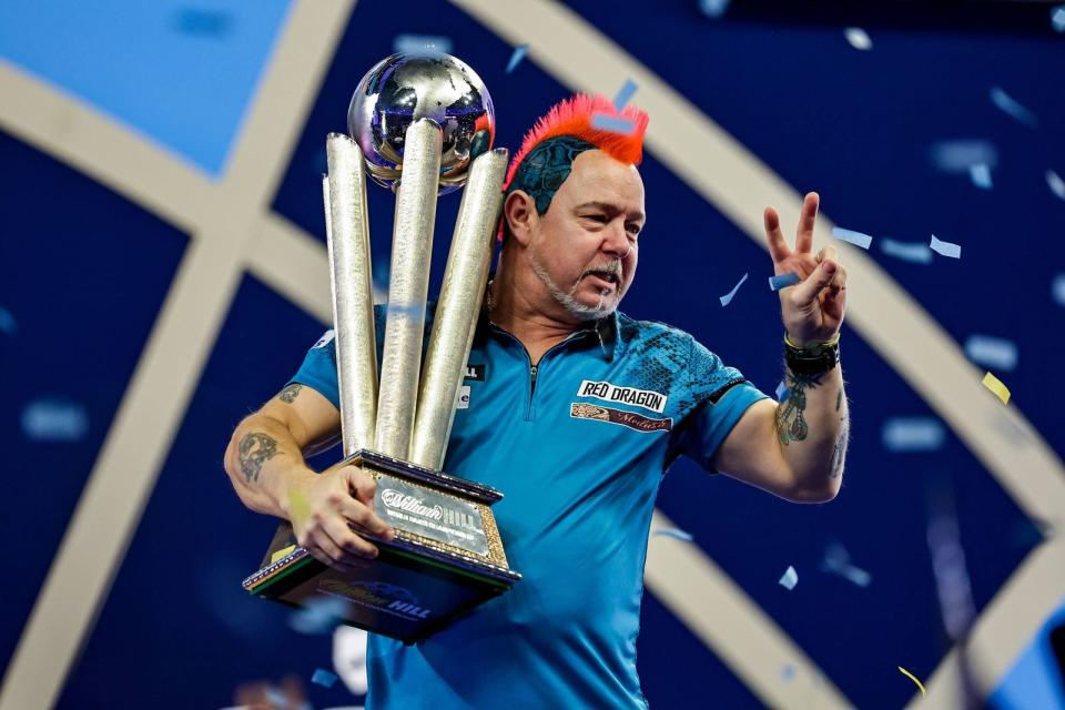 Peter Wright wurde im Anfang 2022 Weltmeister. Er hofft darauf, bei der Darts-WM den Titel zu verteidigen. Zuletzt machten ihm jedoch private Probleme zu schaffen: Seine Frau und Beraterin Joanne Wright wurde mehrfach aufgrund von Gallenproblemen ins Krankenhaus gebracht. (Bild: Imago)