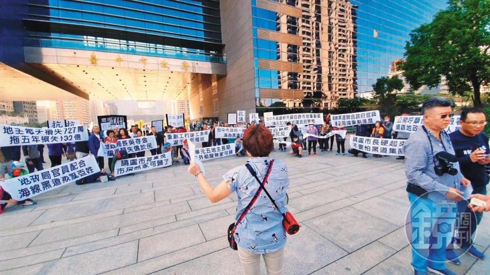 單元五重劃區延宕14年，上百名地主去年底前往台中市政府抗議。（讀者提供）