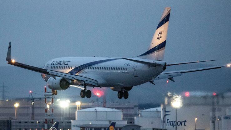 Eine Passagiermaschine der israelischen Airline El Al landet nach Einbruch der Dunkelheit auf dem Flughafen Frankfurt. Foto: dpa