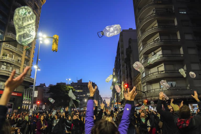 Protestas por la elevada salinidad del agua corriente, en Montevideo, Uruguay. (AP/Matilde Campodonico)