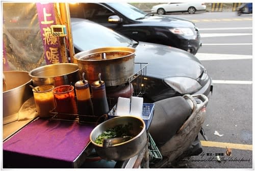 【食記】基隆。隱藏版平民美食!!麥金路阿Q大腸蚵仔麵線，這輩子吃過最好吃的麵線~