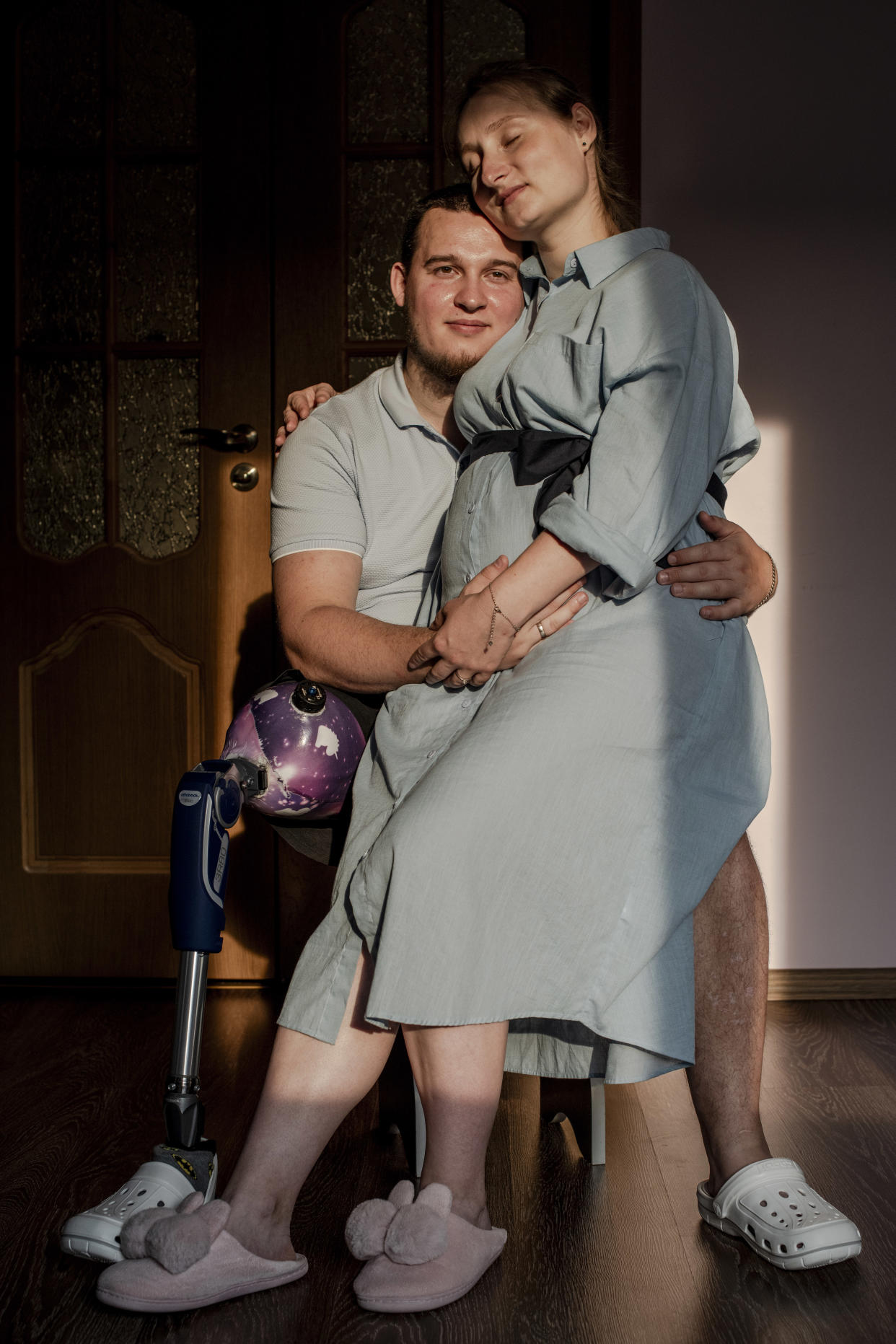 Oleh Spodin y su esposa, Oleksandra Kabanova, en el Centro Superhumanos en Leópolis, Ucrania, en julio de 2023. (Kasia Strek/The New York Times)
