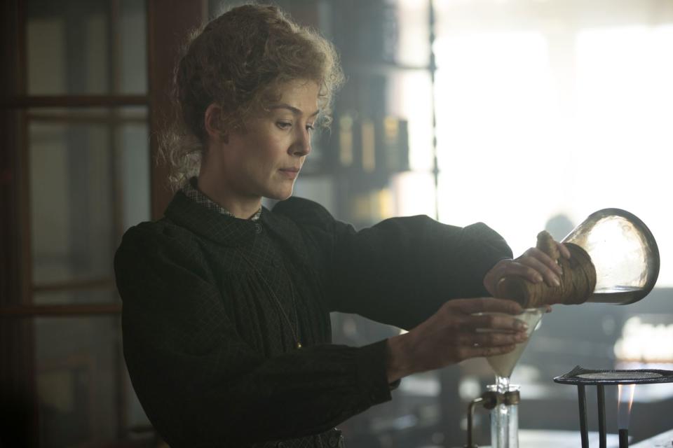 Sie war die erste weibliche Nobelpreisträgerin - und in vielerlei Hinsicht ein Vorbild: Im neuen Biopic "Marie Curie - Elemente des Lebens" (Kinostart: 16. Juli) spielt Rosamund Pike die weltberühmte Chemikerin. Sie und weitere große Pionierinnen, die Geschichte schrieben und die Welt veränderten, zeigt unsere Galerie ... (Bild: Studiocanal GmbH / Laurie Sparham )