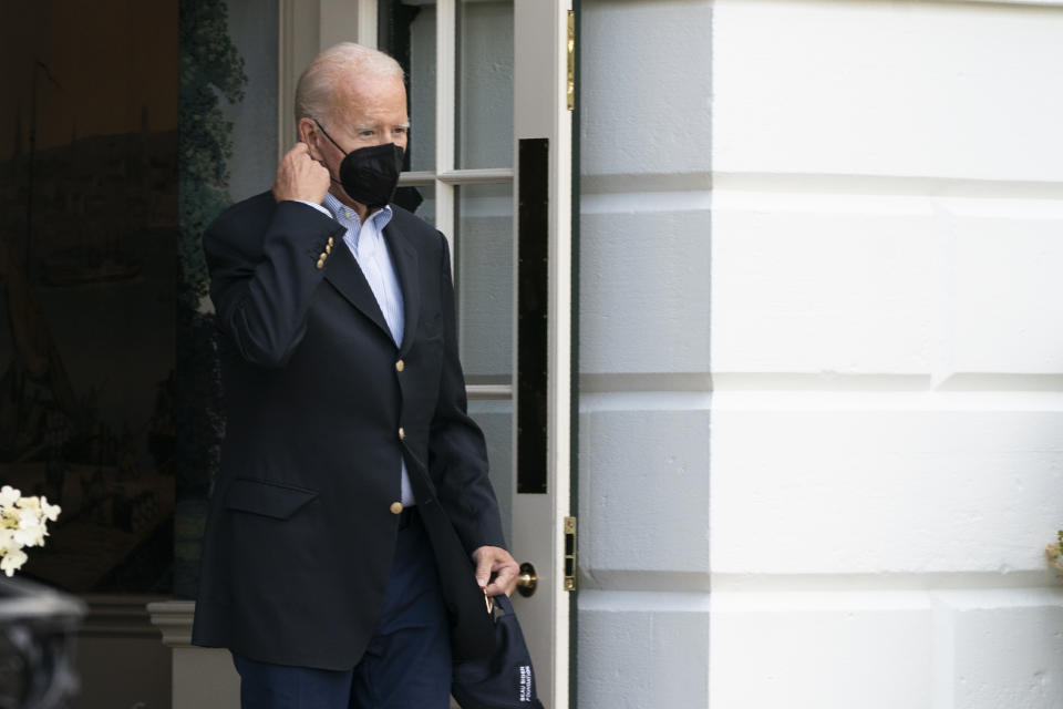 El presidente Joe Biden sale de la Casa Blanca, en Washington, el domingo 7 de agosto de 2022. (AP Foto/Manuel Balce Ceneta)