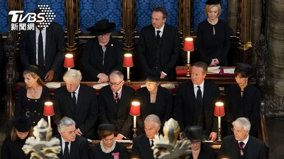 國葬儀式上，歷代英國首相齊聚一堂，包含布萊爾（Tony Blair）、卡麥隆（David Cameron）、梅伊（Theresa May）、強生（Boris Johnson）、特拉斯 （Liz Truss）。（圖／達志影像美聯社）