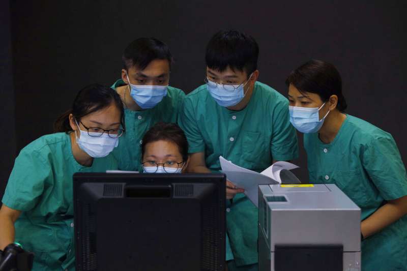 香港新冠肺炎疫情嚴峻，在北京當局協助下，香港亞洲博覽館改建成港版「方艙醫院」，自8月1日開始啟用。（AP）
