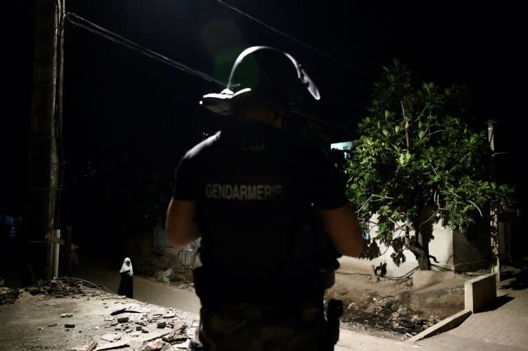 Un gendarme lors de la première opération contre l'habitat insalubre, l'immigration illégale et la délinquance regroupées à Mayotte, baptisée Wuambushu, Mamoudzou, le 21 avril 2023 (Philippe LOPEZ)
