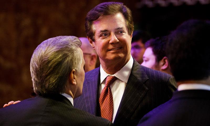 Fotografía de archivo fechada el 3 de mayo de 2016 del exjefe de campaña del presidente Donald Trump, Paul Manafort (c), tras un discurso del presidente de EEUU, en la víspera de las primarias en Indiana, en Nueva York (Estados Unidos). EFE/Archivo