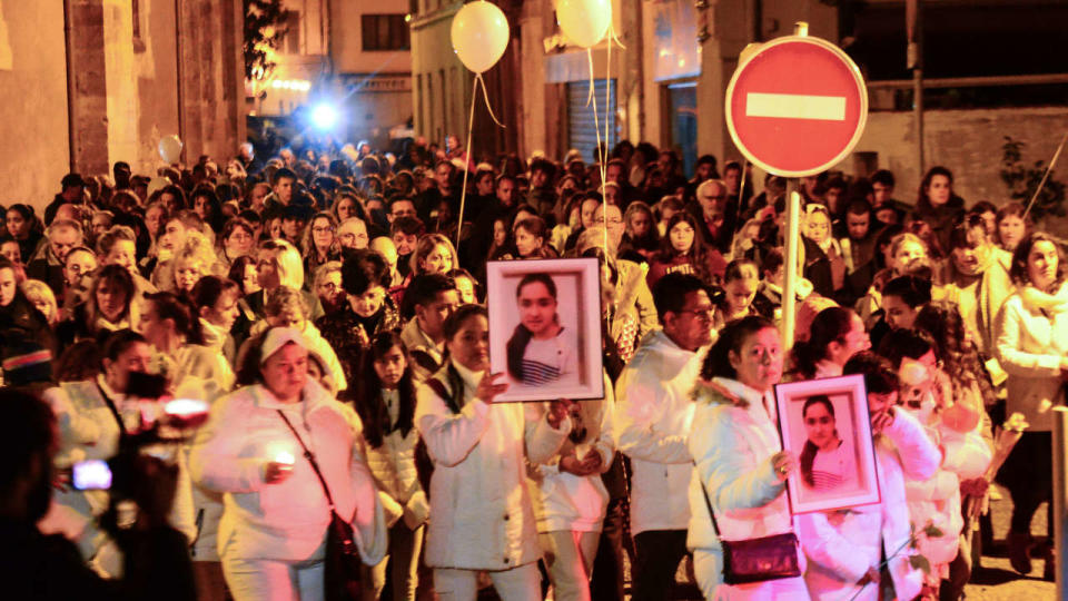 Vanesa's family and relatives march behind her coffin to pay tribute following a funeral ceremony in Tonneins, southwestern France, on November 25, 2022. - Fourteen year-old Vanesa was found dead in an abandoned house in Birac-sur-Trec on November 18, 2022, after being kidnapped outside her school in the city of Tonneins. (Photo by MEHDI FEDOUACH / AFP)