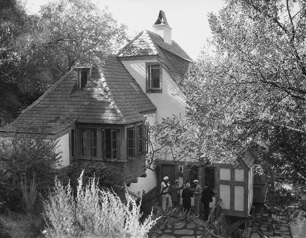 newspapermen gathering outside house