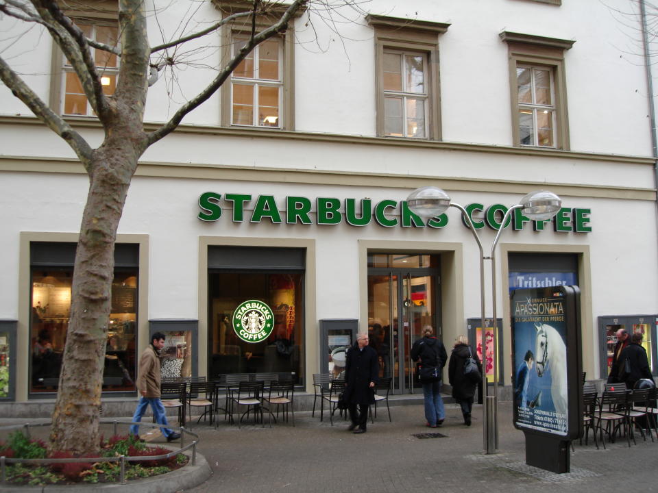 <p>Desde para barista hasta para gerente de una tienda, Starbucks cuenta actualmente con diversos puestos de trabajo a los que es posible acceder sin ser graduado. Glassdoor le otorga una calificación de 3,8. (Foto: Wikimedia Commons). </p>