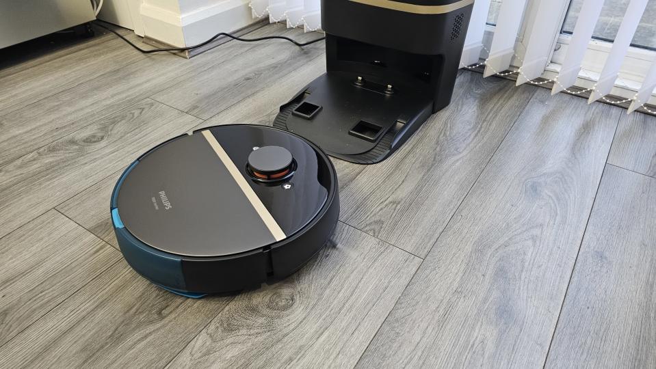 Philips HomeRun 7000 Series Robot vacuum cleaner with mop review