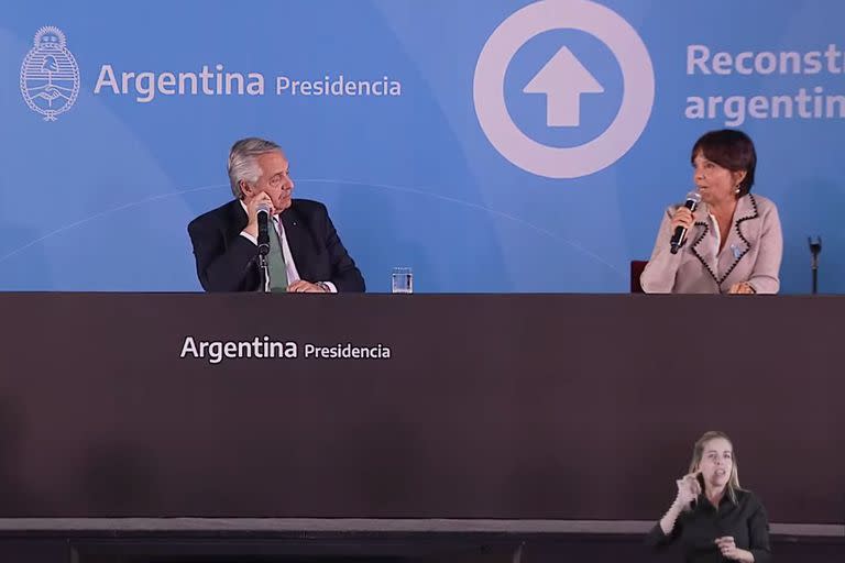 El presidente Alberto Fernández junto a la titular de la AFIP, Mercedes Marcó del Pont en la presentación de la nueva familia de billetes