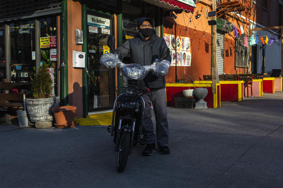 Manuel Perez-Saucedo, un repartidor de alimentos a quien, en octubre, dos hombres con una pistola le robaron su bicicleta eléctrica de 1600 dólares, en Brooklyn, el 21 de enero de 2021. (Hiroko Masuike/The New York Times)