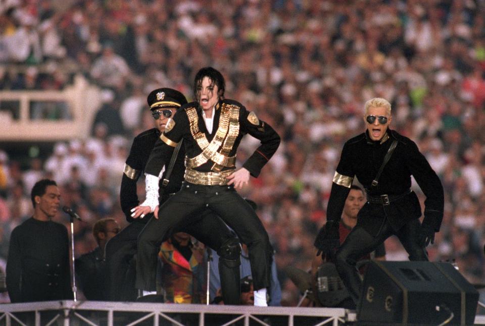 <p>Der King of Pop höchstpersönlich läutete 1993 den Star-Reigen bei den Super-Bowl-Halbzeitshows ein. Michael Jackson tanzte und sang, was das Zeug hielt. Auch die Show hatte es in sich: Jacko erschien zunächst mit einem großen Knall auf der Bühne, sang dann Klassiker wie "Billie Jean" und beendete seine Darbietung inmitten eines Kinderchors mit 3.500 jungen Sängerinnen und Sängern, die ihn zu "Heal the World" begleiteten. (Bild: getty Images / George Rose)</p> 
