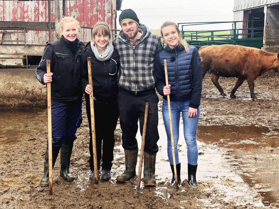 Inka Bause verkuppelt Bauern nun auch über Kontinente hinweg: "Bauer sucht Frau international" hat alles, was man von der RTL-Kuppelshow kennt - plus Bilder von atemberaubender Natur und wilden Tieren. Beruhigend, dass manche der Bauern genau so stoffelig sind wie die Exemplare hierzulande.