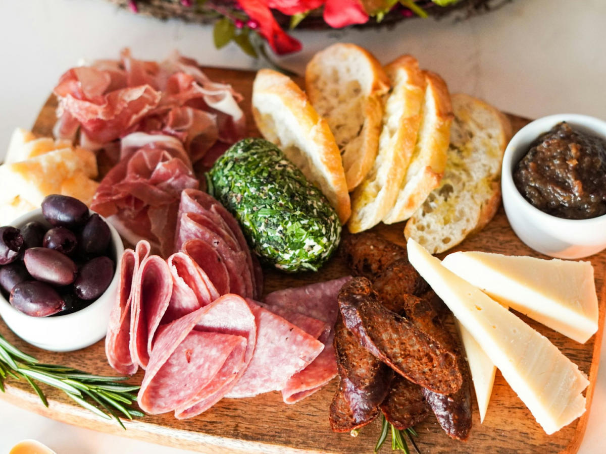 Costco vend un énorme kit de charcuterie prêt à servir pour 25 $ et il est parfait pour recevoir facilement