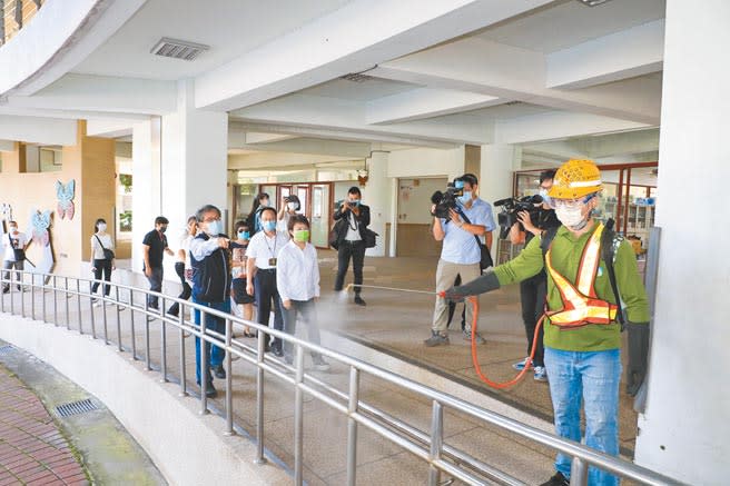 台中市長盧秀燕20日到西屯區長安國小視察9月1日開學前清潔消毒，宣布到8月底校園不開放。（盧金足攝）