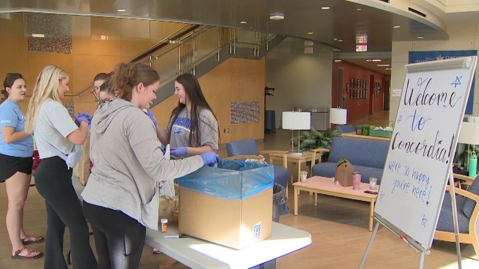 <div>Pharmacy students help dispose of unused drugs.</div>