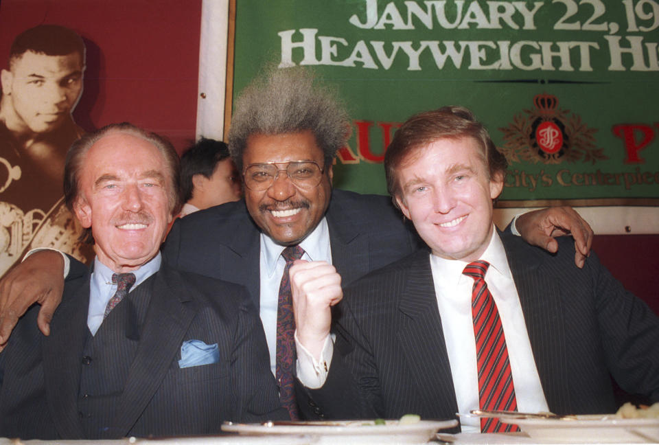 En esta foto de archivo de diciembre de 1987, Donald Trump, a la derecha, en la foto con su padre, Fred Trump, a la izquierda, y el promotor de boxeo Don King participan en una conferencia de prensa en Atlantic City, N.J. (AP Photo, File)