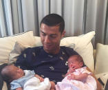 <p>Le 29 mai dernier, Cristiano Ronaldo est devenu le père de jumeaux, mis au monde par une mère porteuse. 8,2 millions d’internautes ont aimé la photo.<br> Crédit photo : Instagram Cristiano Ronaldo </p>