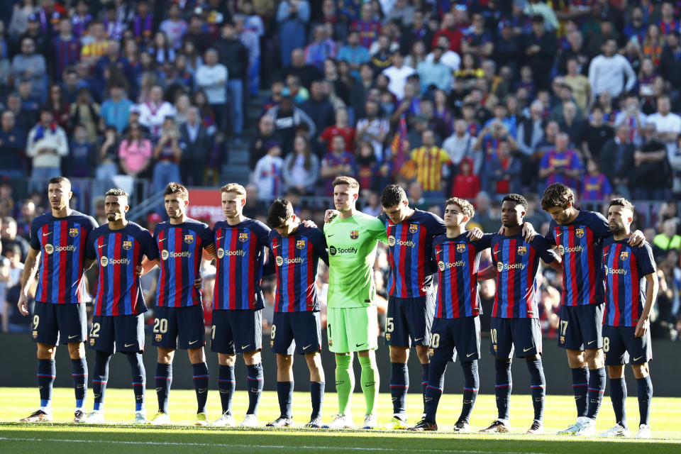 Los jugadores del Barcelona guardan un minuto de silencio por Pelé previo al partido contra el Espanyol por la Liga española, el sábado 31 de enero de 2022. (AP Foto/Joan Monfort)