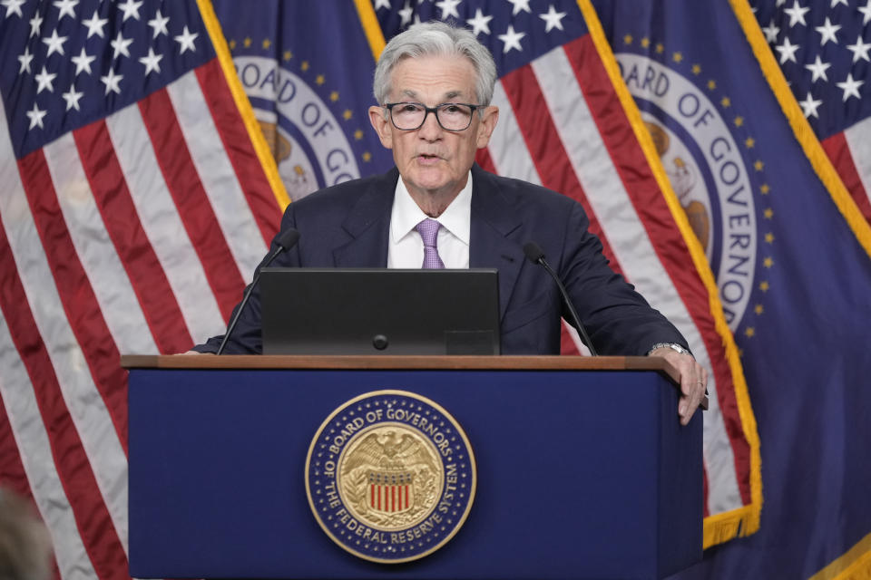 Il presidente del consiglio della Federal Reserve Jerome Powell parla durante una conferenza stampa presso la Federal Reserve a Washington, mercoledì 18 settembre 2024. (Foto AP/Ben Curtis)