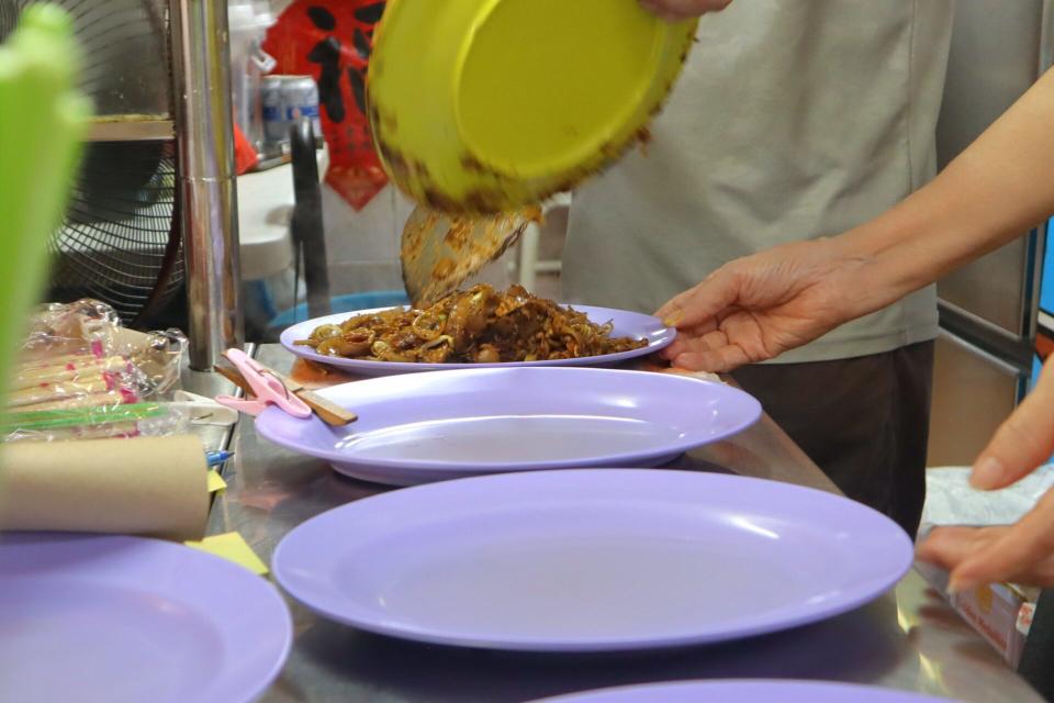 armenianstreet - char kway teow pouring