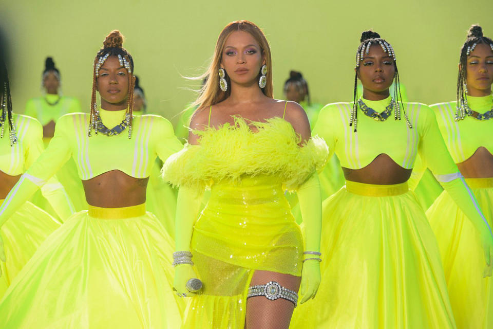 Beyoncé’ Wearing Neon Green Performing During The Oscars