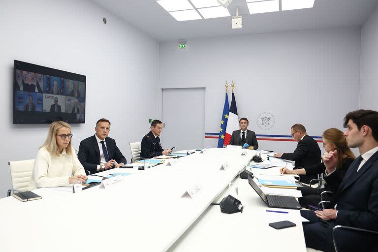 El presidente francés, Emmanuel Macron (C), y su equipo asisten a la reunión de líderes del G20 por videoconferencia, en la sede del Parlamento Europeo.