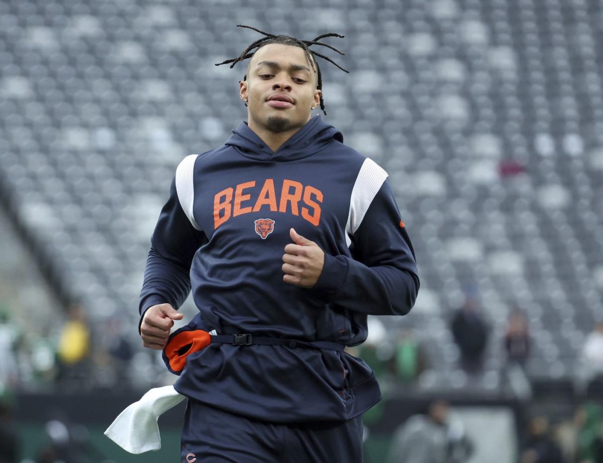 Justin Fields injury: Bears QB suffers shoulder injury in Week 11 -  DraftKings Network