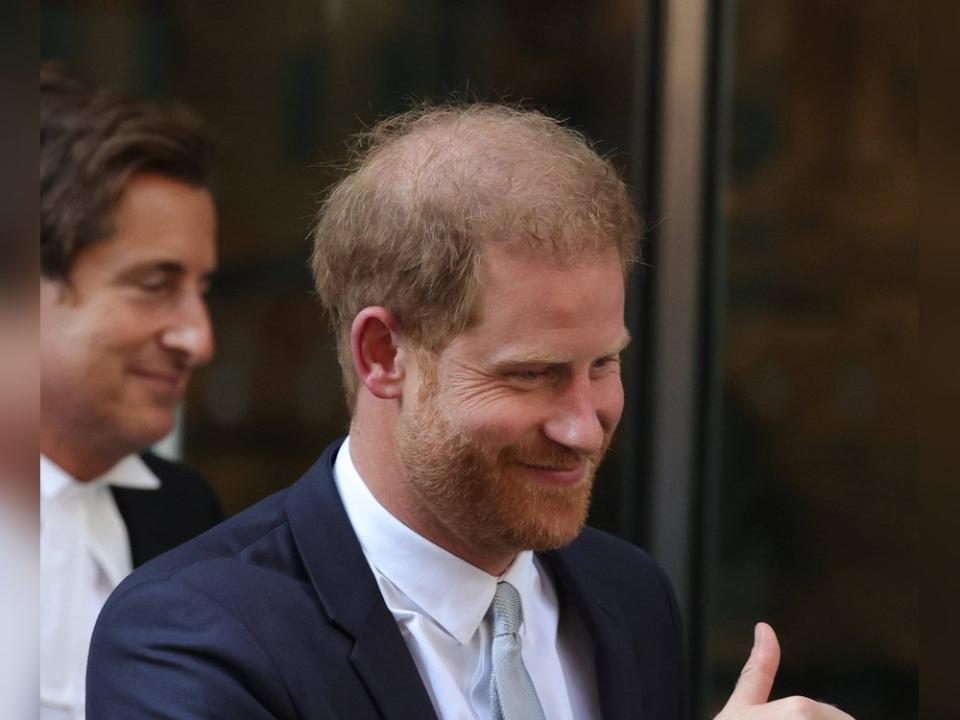 Prinz Harry im vergangenen Sommer beim Verlassen des Londoner High Courts nach seiner Aussage. (Bild: imago/Parsons Media)