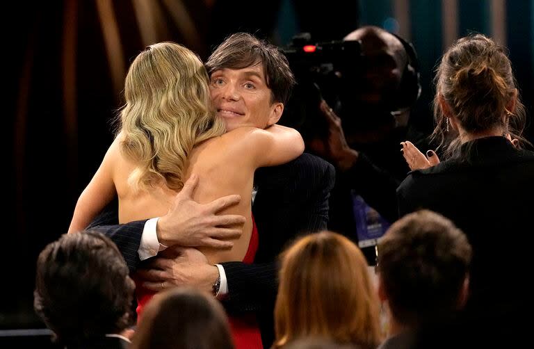 Cillian Murphy, que parece tener allanado ahora el camino para ganar el Oscar como mejor actor protagónico, se abraza con su compañera de elenco de Oppenheimer Emily Blunt