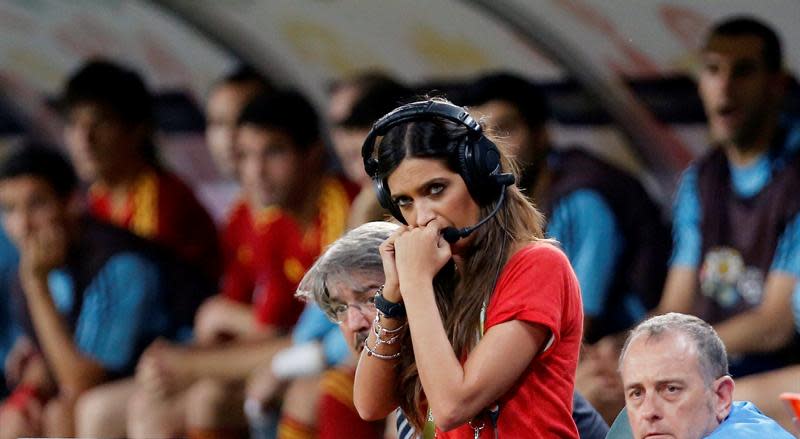 UCR09. DONETSK (UCRANIA), 23/06/2012.- La periodista Sara Carbonero durante el partido entre España y Francia correspondiente a los cuartos de final de la Eurocopa 2012 que se celebra hoy, 23 de junio de 2012, en el estadio Donbass Arena de Donetsk (Ucrania). España venció por 2-0 a Francia y se enfrentará a Portugal en semifinales. EFE/Juan Carlos Cárdenas