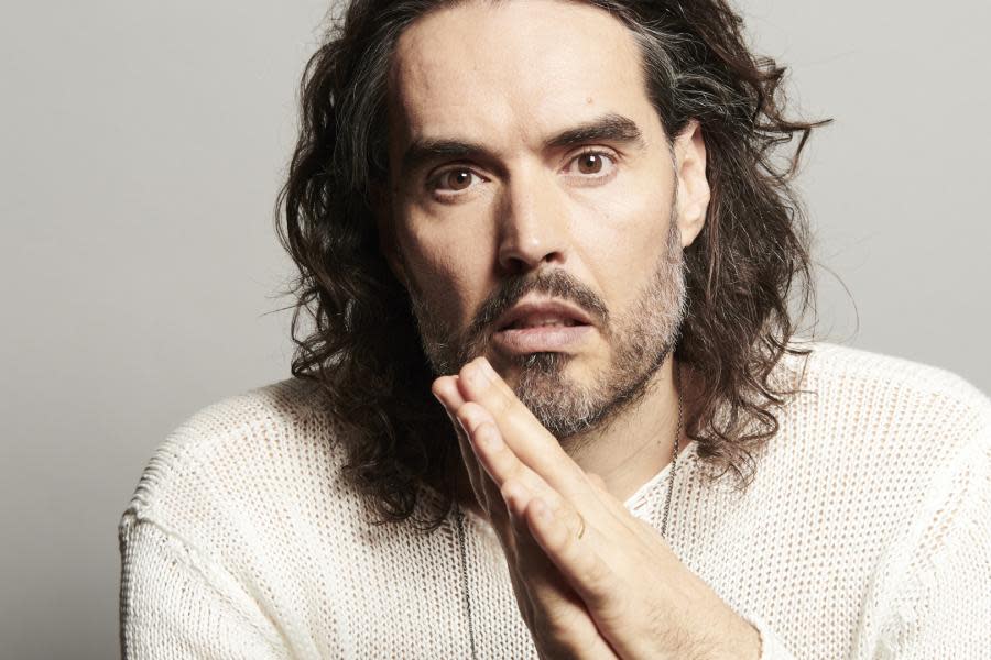 Editorial suspende contrato con Russell Brand tras acusaciones de abuso