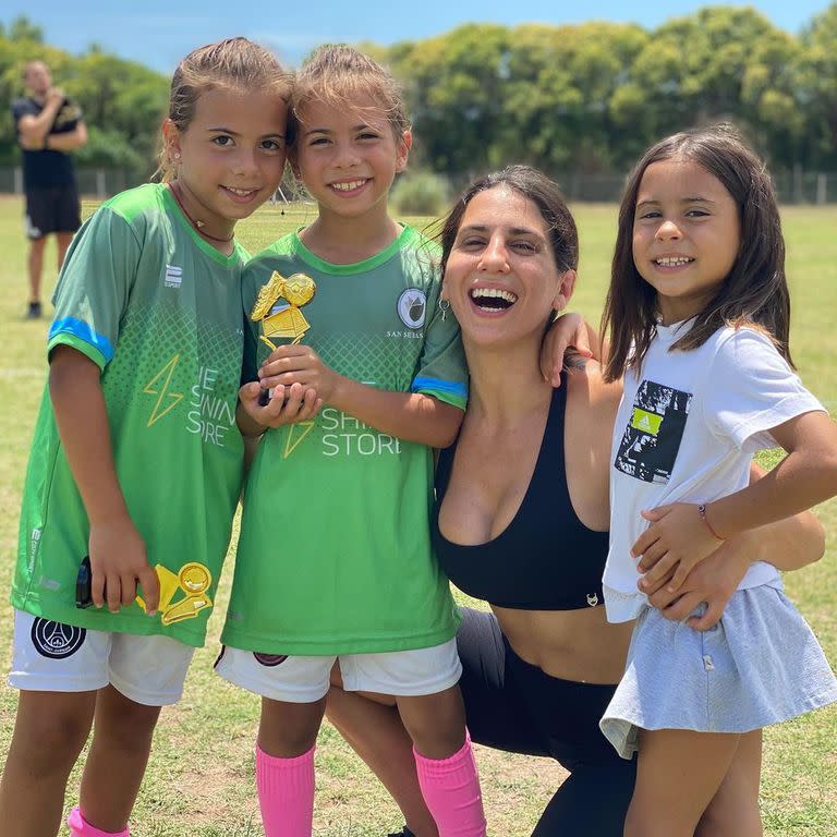 Cinthia Fernández junto a sus hijas, Charis, Bella y Francesca