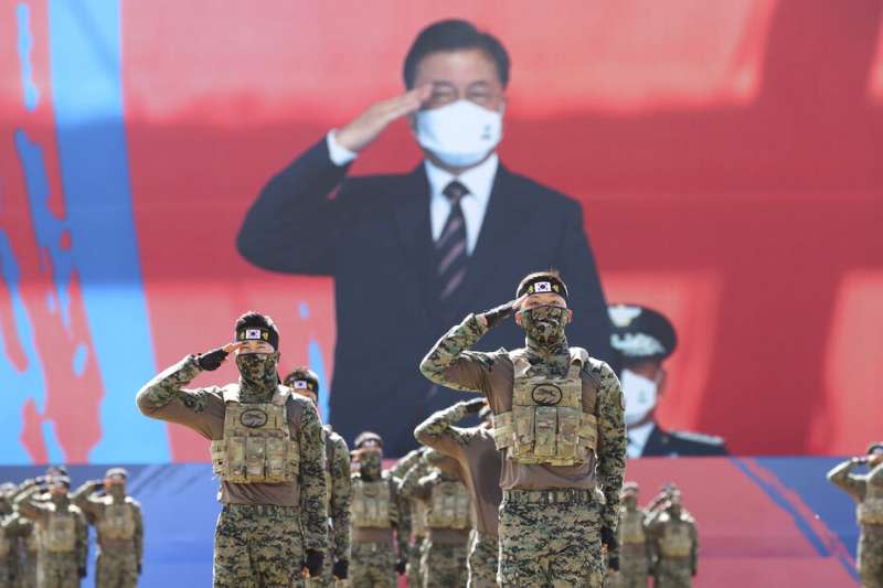 9月25日，南韓特種作戰司令部士兵在慶祝第72屆武裝部隊日的儀式上向總統文在寅致敬。南韓軍人、南韓軍隊。（AP）