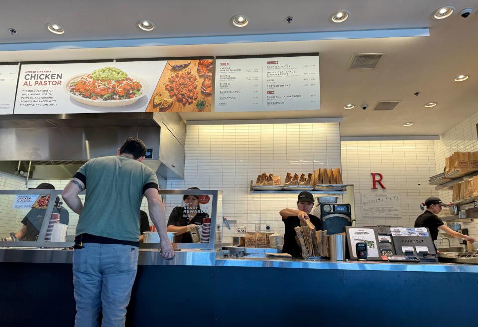 Die Kette Chipotle ist vor allem so beliebt bei der Gen Z, weil man sich dort eigene Gerichte zusammenstellen kann. - Copyright: Justin Sullivan/Getty Images