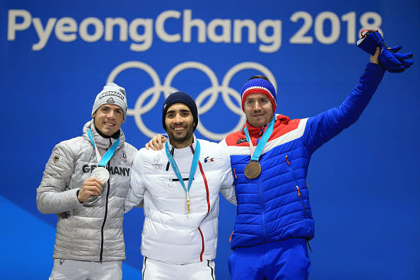 Gestern konnte Simon Schempp noch nicht wirklich lachen nach dem Photo-Finish im Biathlon. Jetzt grinste er aber über Silber.