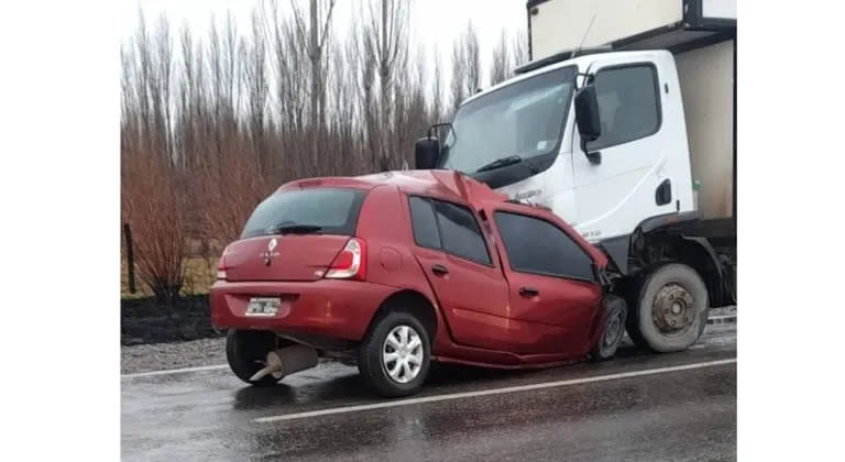 El Renault Clío en el que viajaban los hermanos oriundos de Barda del Medio, Río Negro.