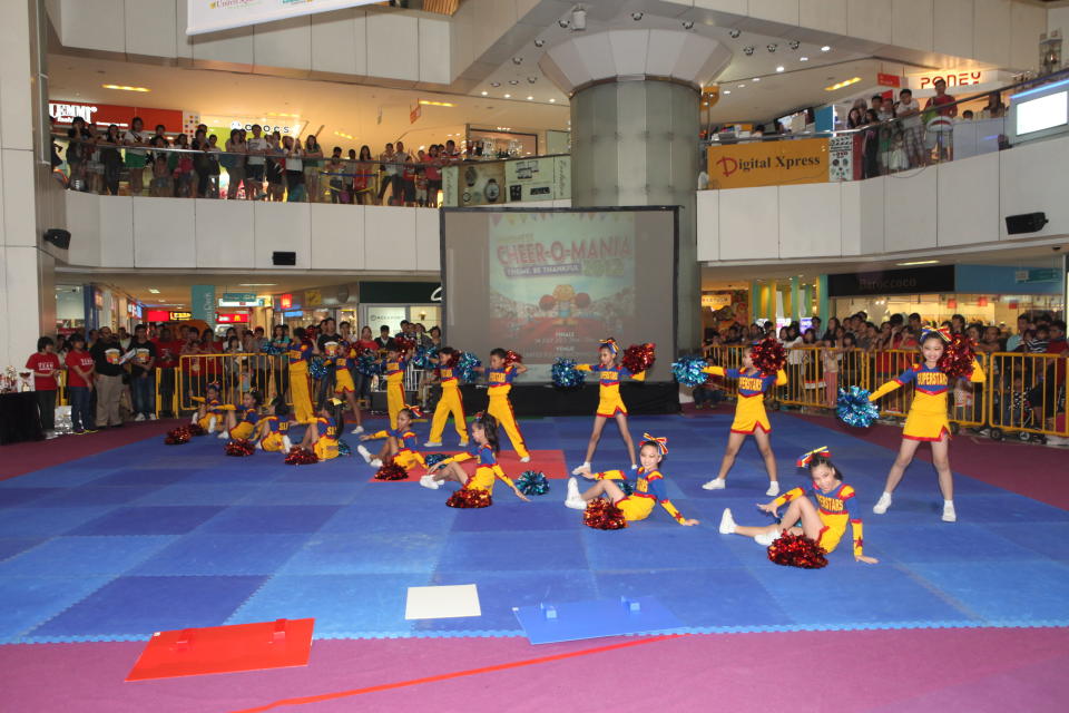 Cheerleading formation by Si Ling Superstar, cheerleading squad from Si Ling Primary School