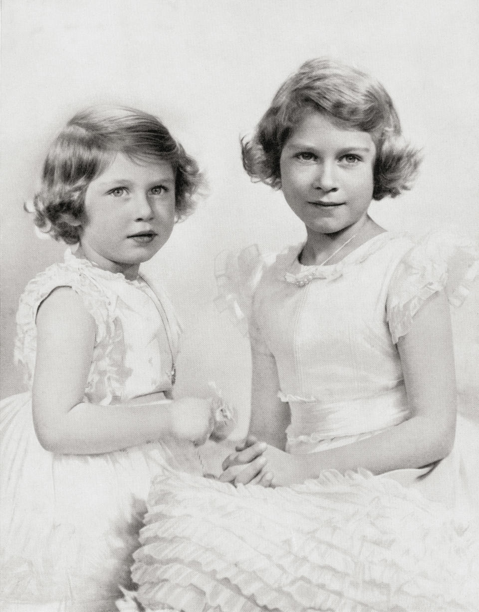 <p>Elizabeth (r.) zusammen mit ihrer Schwester Margaret. Das Verhältnis zwischen den beiden war nicht immer einfach. So musste die Queen ihrer Schwester die Hochzeit mit der Liebe ihres Lebens verbieten, da der Oberst bereits geschieden war. </p>