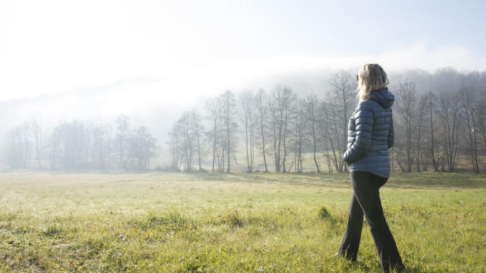 Mujer caminando en bosque