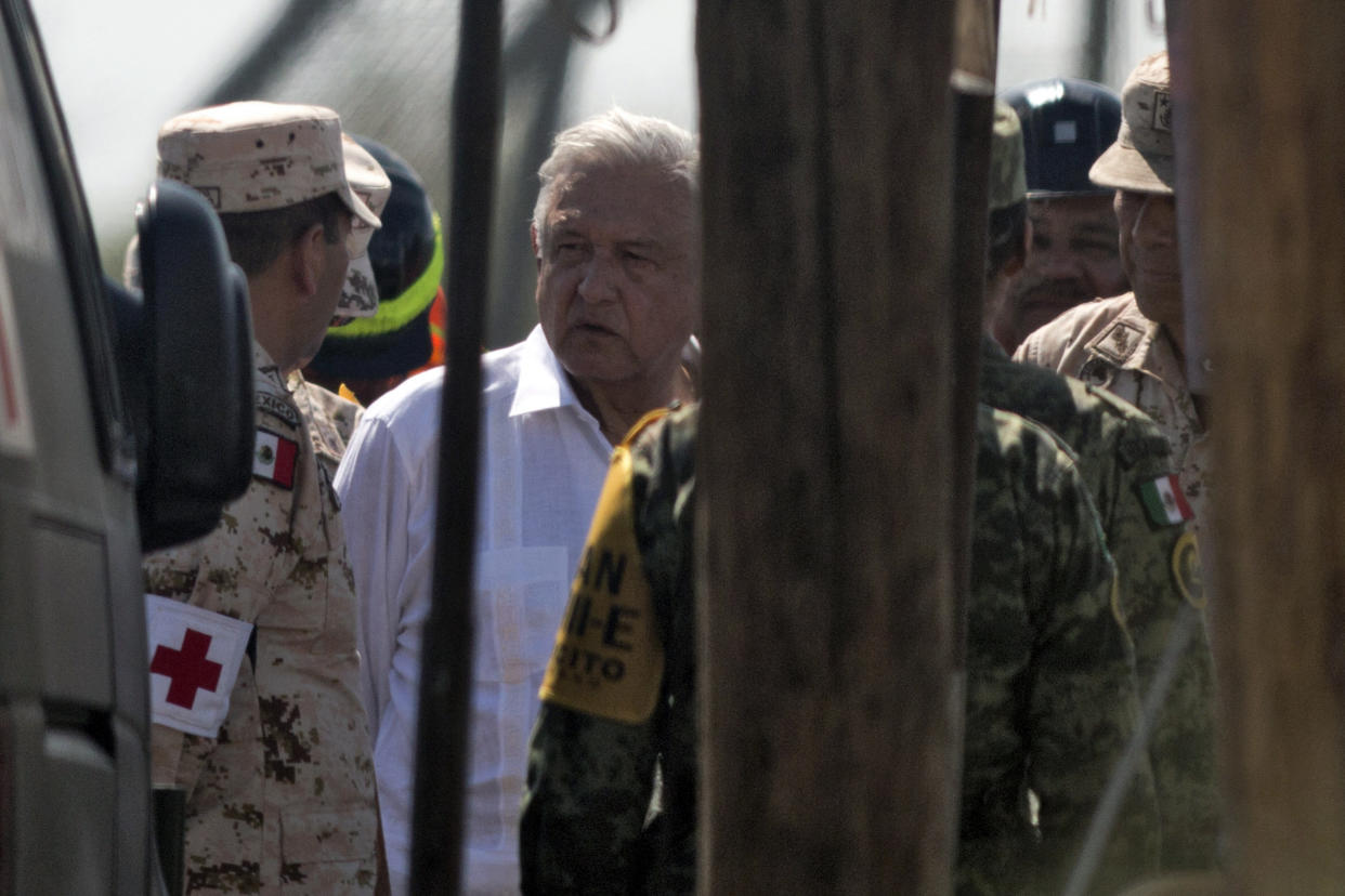 Andrés Manuel López Obrador, presidente de México, llega a supervisar el rescate de mineros atrapados en Coahuila.  Foto: JULIO CESAR AGUILAR/AFP via Getty Images