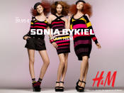 <p><b>H&M x Sonia Rykiel</b> : La créatrice a été une des premières à collaborer avec le géant suédois en 2009. Tout comme elle avait été la première à collaborer avec les 3 suisses en 1977 ! </p>