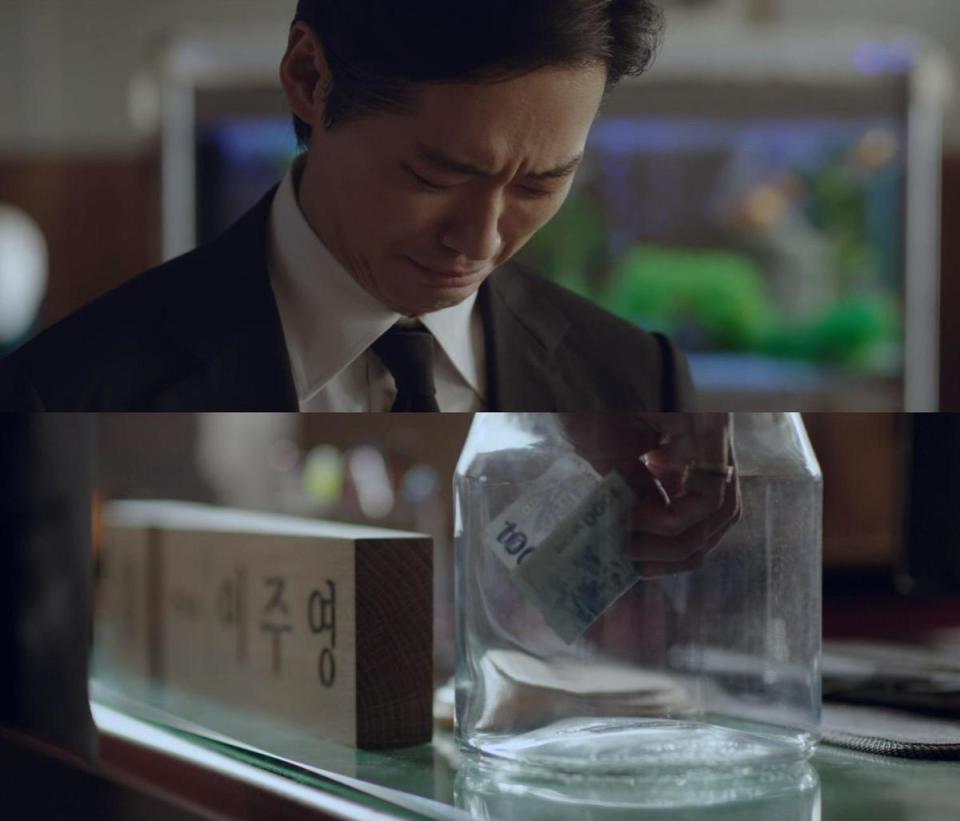 第8集中南宮珉看著已故未婚妻的書桌落淚，並從皮夾拿出她制定的一千元委託費放入玻璃瓶中。（翻攝自Disney+畫面）
