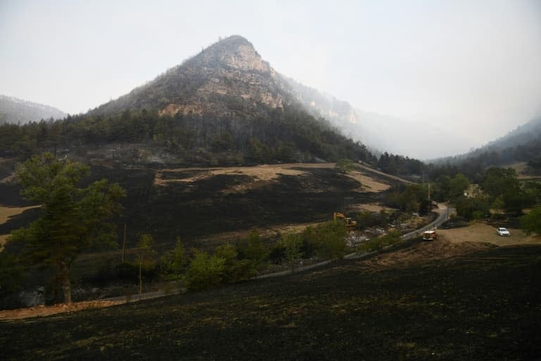 Des zones brûlées de manière préventive par les pompiers, le 9 août 2022 à Mostuéjouls, dans l'Aveyron, pour stopper l'avancée d'un incendie qui a déjà ravagé 700 hectares de végétation - Valentine CHAPUIS © 2019 AFP