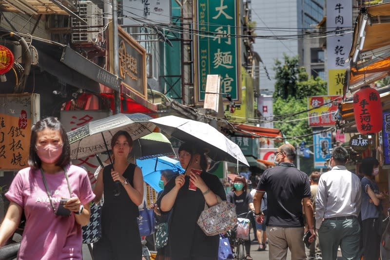 中央氣象局針對17縣市發布高溫特報。資料照片：中央社