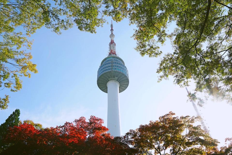 首爾（Photo Credit: Joshua Delica@unsplash.com, License CC0，圖片來源：https://unsplash.com/photos/white-and-gray-tower-under-blue-sky-during-daytime-zwi5M-SA77I）